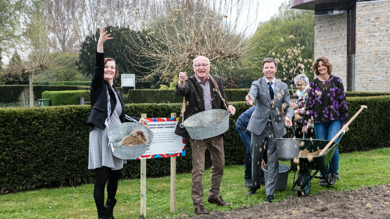 Wethouder Martina Huijsmans, voorzitter Paul de Bree en directeur Frank Franse De Laatste Eer geven het startsein voor aanleg Honey Highway op Iepenhof