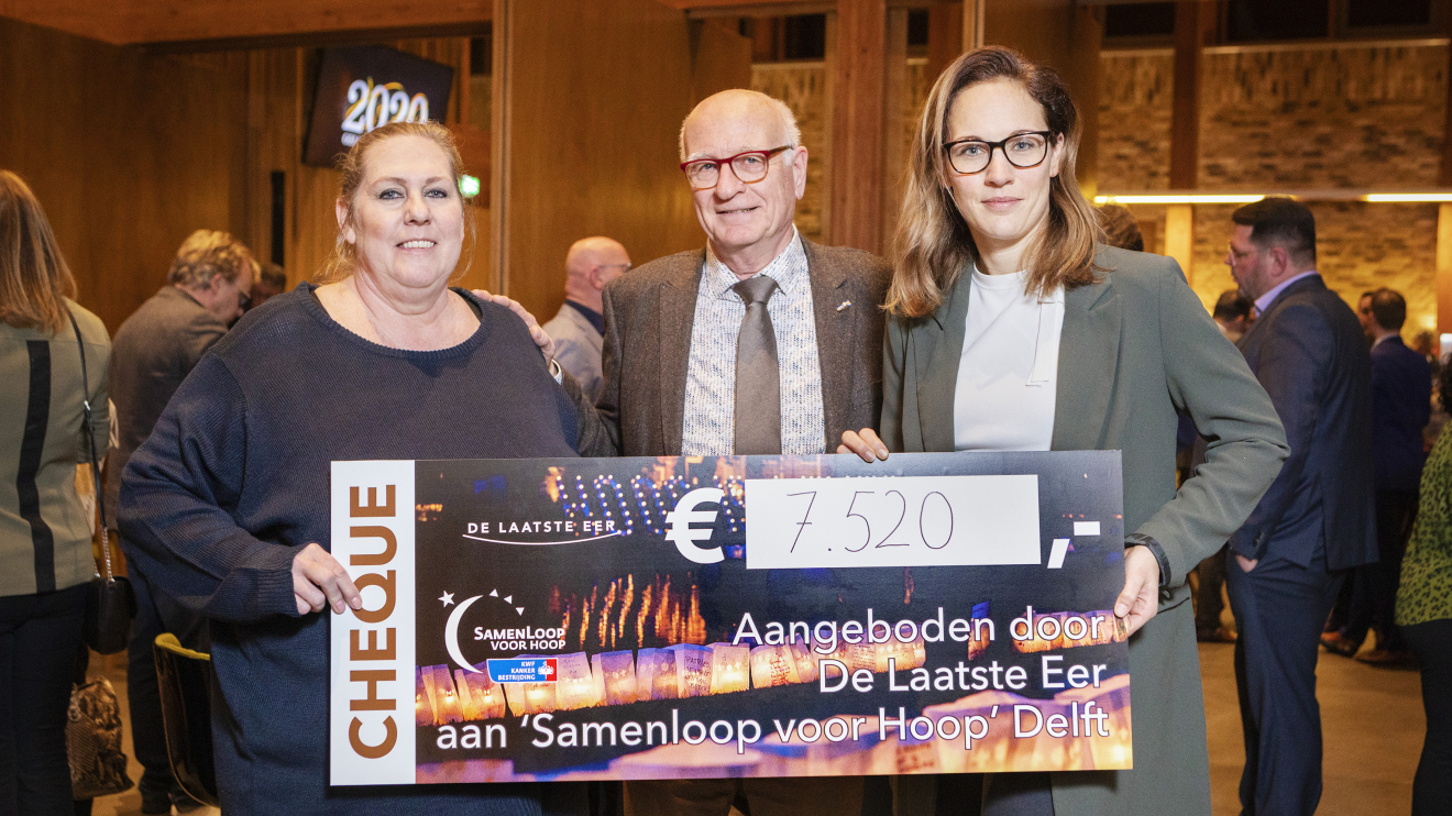 De Laatste Eer steunt de SamenLoop voor Hoop - overhandiging cheque