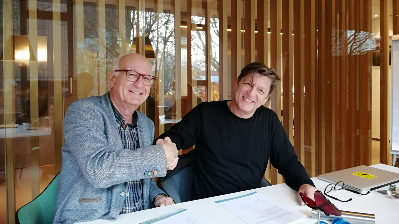 Felicitaties voor de kunstenaar Tobias Rothe, ontwerper van het monument voor de Troosttuin