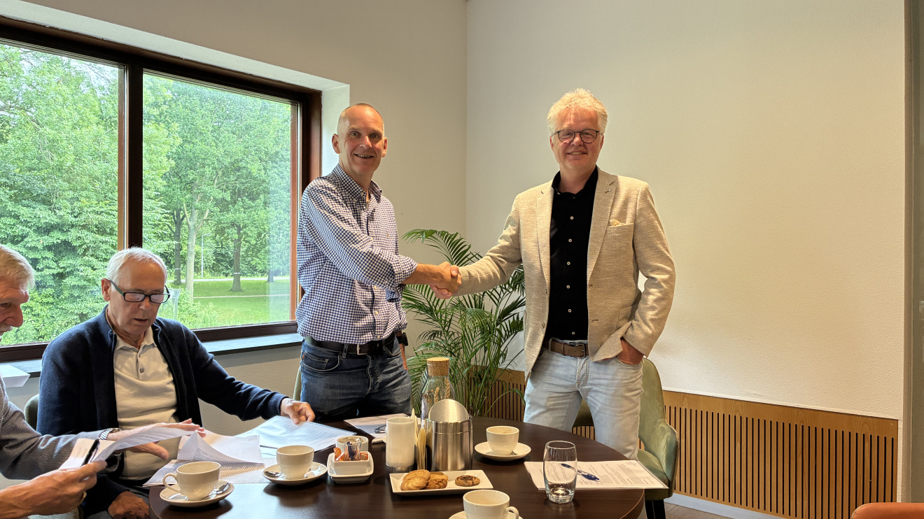 Ondertekening contract door Marc Krans en Hein Herpers