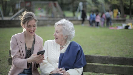 Oude en jonge vrouw op bankje