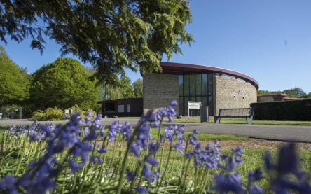 Crematorium Iepenhof, mooi gelegen in het Delftse Hout, Hoflaan 18
