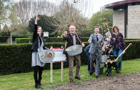 Wethouder Martina Huijsmans, voorzitter Paul de Bree en directeur Frank Franse De Laatste Eer geven het startsein voor aanleg Honey Highway op Iepenhof