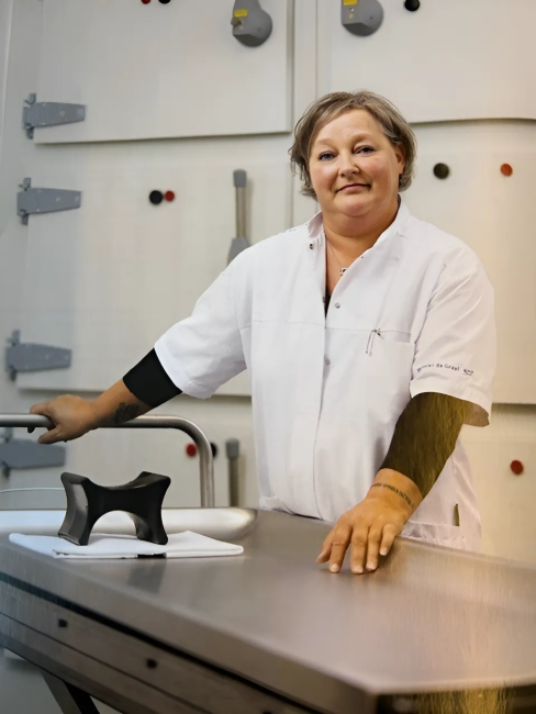 Mortuariummedewerker en gastvrouw Jolanda Roos