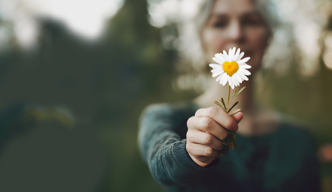 vrouw met bloem in hand