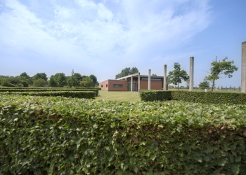 janshof met gebouw