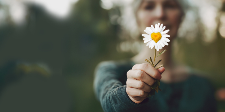 Vrouw met bloem in hand